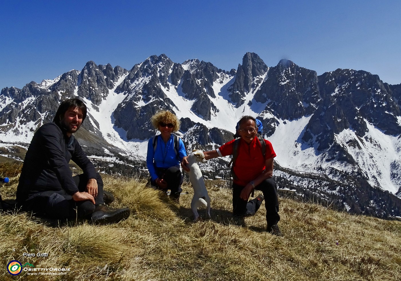 68 In cresta  sulla cima del Gardena con le Piccole Dolomiti Scalvine da sfondo.JPG -                                